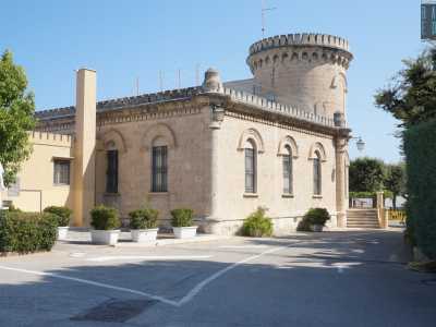 Ma eccoci arrivati davanti all�edificio neoromanico di fine Ottocento
